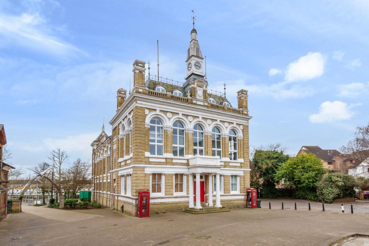The Old Town Hall - 12 Apartment Staines-upon-Thames Exterior photo